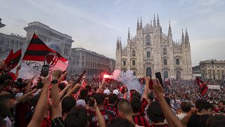 Фанаты "Милана" празднуют победу в Серии А