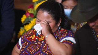 Juanita Alonzo llora tras su liberación al recordar los siete años presa en México