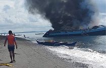 Горящее пассажирское судно у берегов Филиппин