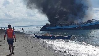 Горящее пассажирское судно у берегов Филиппин