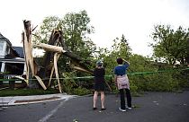 Un árbol destroza una vivienda al ser abatido por la tormenta, Ottawa, Canadá 21/5/2022