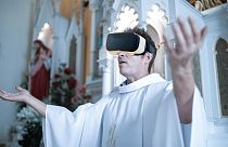 L'image est une photo composite montrant un prêtre portant un casque de RV. Les églises se tournent vers le Métavers pour faire connaître la liturgie à un public numérique.