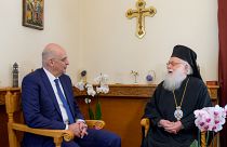  υπουργός Εξωτερικών Νίκος Δένδιας, μιλάει με τον Αρχιεπίσκοπο Τιράνων, Δυρραχίου και πάσης Αλβανίας Αναστάσιο, κατά τη διάρκεια της συνάντησής τους στα Τίρανα