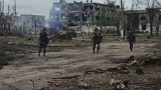 جنود روس خلال نزعهم للألغام في  أزوفستال