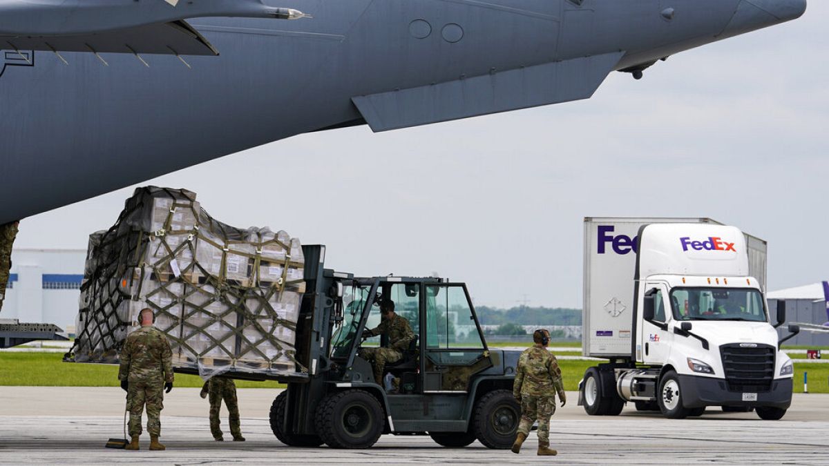 Φορτίο με βρεφικό γάλα φτάνει στο αεροδρόμιο της Ιντιανάπολις των ΗΠΑ