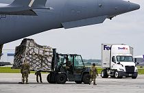 Φορτίο με βρεφικό γάλα φτάνει στο αεροδρόμιο της Ιντιανάπολις των ΗΠΑ