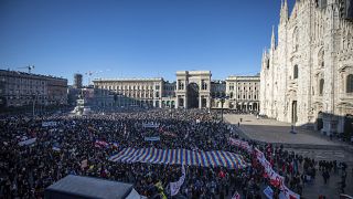 متظاهرون ضد الغزو الروسي لأوكرانيا، في ميدان دومو ، ميلانو ، إيطاليا ، السبت 26 فبراير 2022
