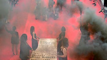 Kırmızı halıda kadın hakları protestosu