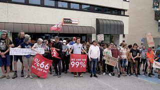 نشطاء حماية البيئة يتظاهرون في دافوس قبل انطلاق دورته.