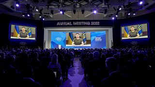 Az ukrán elnök a davosi fórum három óriásképernyőjén