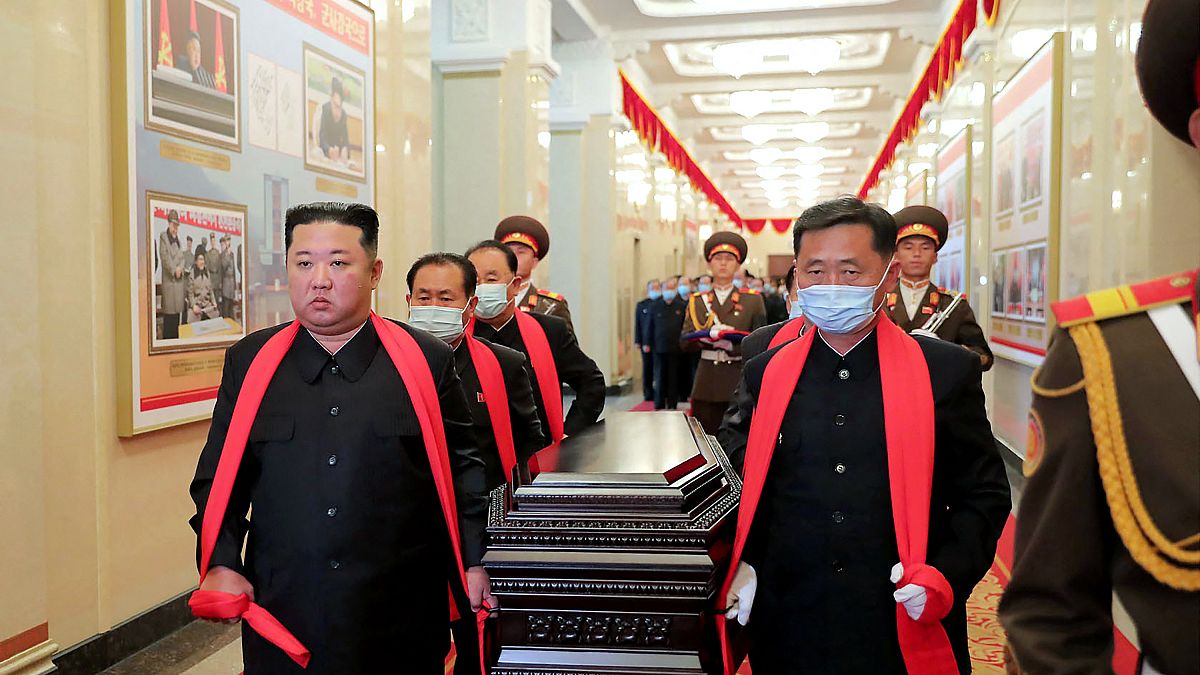 الزعيم الكوري الشمالي كيم جونغ أون يحمل نعش ماريشال الجيش والمستشار العام لوزارة الدفاع الوطني هيون تشول هاي خلال جنازة في بيونغ يانغ.