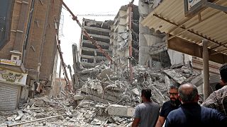  الموقع الذي انهار فيه مبنى من عشرة طوابق في عبادان- إيران، 23 مايو 2022.