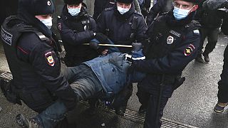 Manifestante detido pela polícia russa em dezembro de 2021