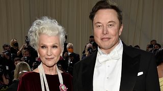 Maye Musk (solda) oğlu Elon Musk