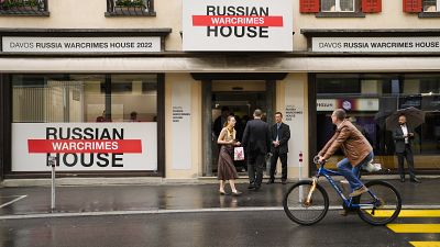 La llamada Casa de los Crímenes de Guerra de Rusia junto al Foro de la Economía Mundial en Davos, Suiza, el domingo 22 de mayo de 2022