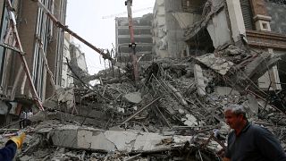 Restos de escombros de un edificio comercial de 10 plantas que se derrumbó este lunes en la ciudad de Abadan, Irán, el 23 de mayo de 2022. 