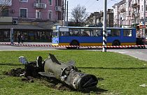 Splitter einer Tochka-U-Rakete liegt nach einem Angriff auf den Bahnhof in Kramatorsk, Ukraine, auf dem Boden, 8.4.2022