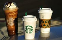 Plusieurs gobelets contenant des boissons Starbucks
