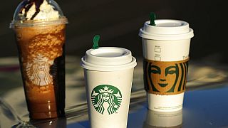 Plusieurs gobelets contenant des boissons Starbucks