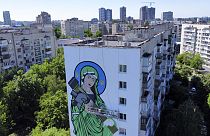Szűz Mária egy amerikai páncéltörő fegyverrel - falfestmény egy kijevi házon