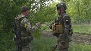 Dos soldados ucranianos conversan en el Donbás