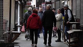 Dos ciudadanos pasean por el mercado de Bucha, el 22 de mayo de 2022