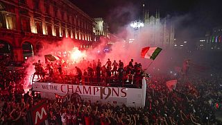 19. Meistertitel: Die ganze Piazza Gino Valle in Mailand war in Rot und Schwarz getaucht
