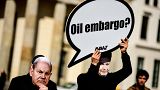 Иллюстрационное фото: активисты в масках немецких политиков призывают к введению эмбарго на российскую нефть