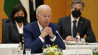 Joe Biden al vertice Quad a Tokyo. Alle sue spalle, il Segretario di Stato, Antony Blinken. (24.5.2022)