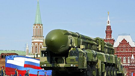 Esta foto de archivo muestra un misil balístico intercontinental ruso Topol montado en un camión, en la Plaza Roja de Moscú, durante el desfile anual del Día de la Victoria.
