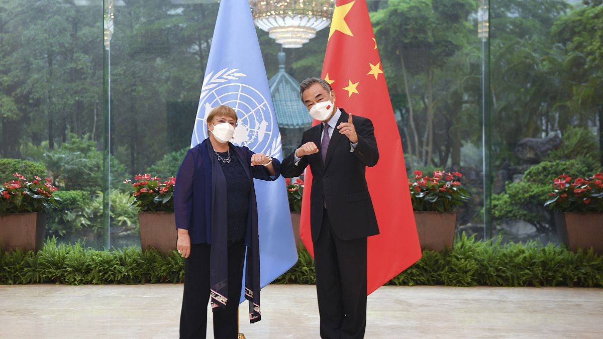 وزير الخارجية الصيني وانغ يي مع  مفوضة الأمم المتحدة السامية لحقوق الإنسان ميشيل باشليت في مقاطعة قوانغدونغ جنوب الصين