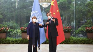 وزير الخارجية الصيني وانغ يي مع مفوضة الأمم المتحدة السامية لحقوق الإنسان ميشيل باشليت بمقاطعة قوانغدونغ جنوب الصين 23/05/2022
