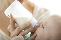 Süt içen bebek