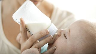 Süt içen bebek