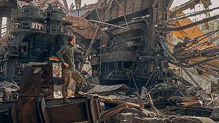 Un soldato del battaglione Azov sulle rovine dell'acciaieria Azovstal sotto assedio. Maggio 2022