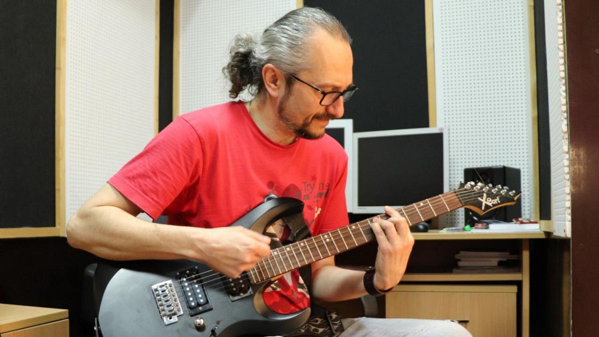 "Bewaffnet" mit seiner Gitarre ist Taras Borovok in der Ukraine geblieben und schreibt weiter Lieder.