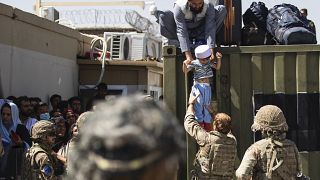 رجل أفغاني يسلم طفله إلى جندي بريطاني في الكتيبة الثانية - أرشيف