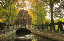 La fontaine Médicis est un endroit magnifique et verdoyant des jardins du Luxembourg.