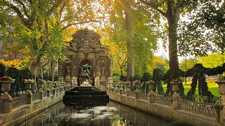 La fontaine Médicis est un endroit magnifique et verdoyant des jardins du Luxembourg.