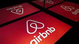Логотип службы онлайн-бронирования Airbnb