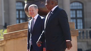 Der deutsche Bundeskanzler Olaf Scholz zusammen mit Südafrikas Präsident Cyril Ramaphosa in Pretoria, 24.05.2022