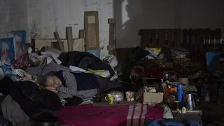 Egy idős nő fekszik egy szeverodonyecki óvóhelyen