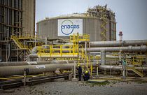 operatori lavorano all'impianto di rigassificazione di Enagss, il più grande impianto di GNL d'Europa, a Barcellona, ​​Spagna, martedì 29 marzo 2022