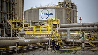 operatori lavorano all'impianto di rigassificazione di Enagss, il più grande impianto di GNL d'Europa, a Barcellona, ​​Spagna, martedì 29 marzo 2022