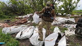 Exhumierung getöteter russischer Soldaten in der Nähe des Dorfes Malaya Rohan bei Charkiw