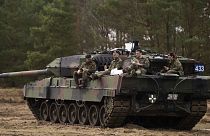 Bundeswehr-katonák Leopard 2 A7V tankon, hadgyakorlaton