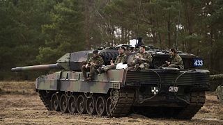 Bundeswehr-katonák Leopard 2 A7V tankon, hadgyakorlaton