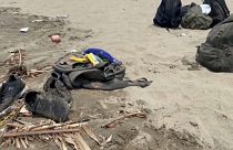 Pertenencias de las personas fallecidas, en la playa de Agua Dulce, en el estado de Veracruz