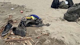 Pertenencias de las personas fallecidas, en la playa de Agua Dulce, en el estado de Veracruz