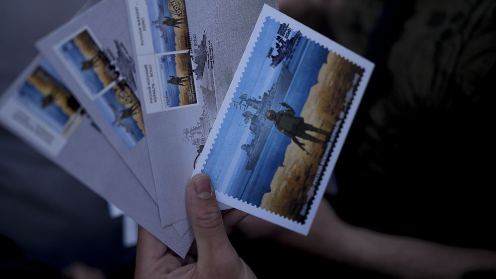 VIDÉO Ukraine sur ce timbre postal, un soldat fait un doigt d